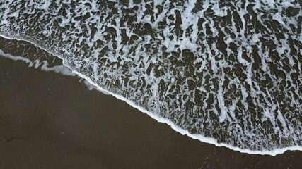 Meeres Welle am Sand angekommen 