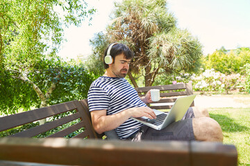 Freelancer bei einer Videokonferenz im grünen Garten