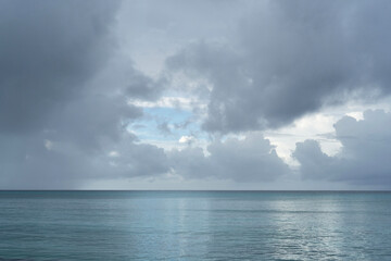 Obraz premium Cloudy day over the sea horizon