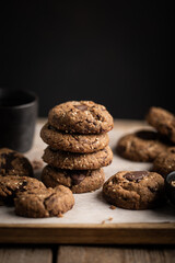 pile de cookies fait maison au chocolat et sésame