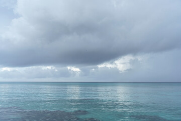 Obraz premium Cloudy day over the sea horizon