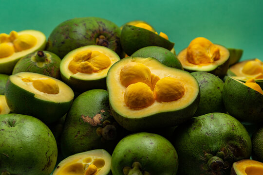Alguns frutos maduros de pequi. Pequi, fruta do cerrado brasileiro, muito comum no estado de Goi&aacute;s. Comida t&iacute;pica de Goi&aacute;s.