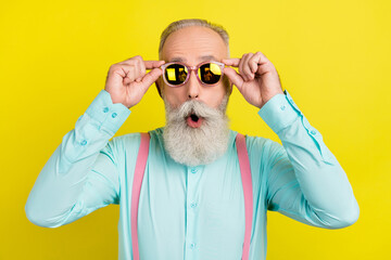 Photo portrait of bearded gentleman wearing turquoise shirt suspenders sunglass amazed surprised...