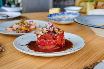 Red pepper salad with tuna and onion