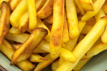 assiette de frites en gros plan sur une table