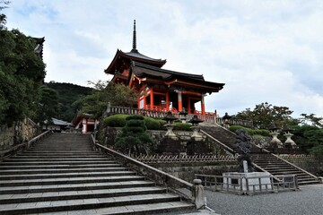 Shrines and temples in Kyoto in Japan 日本の京都にある神社仏閣 : Sai-mon Gate and Sanjyuno-tou Tower of KIyomizu-dera Twmple 清水寺の西門と三重塔
 
