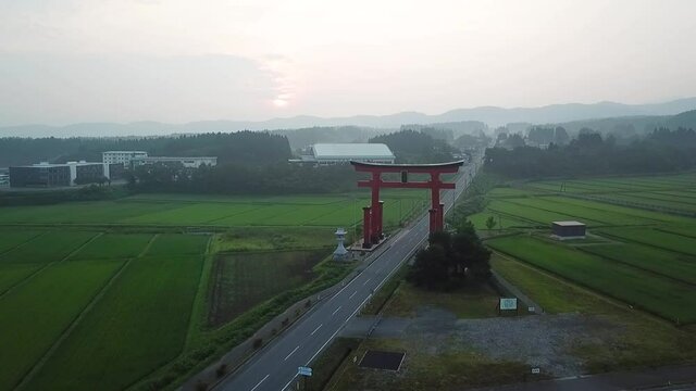 【山形】朝靄の羽黒山大鳥居