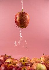 Wasser fließt über einen Apfel