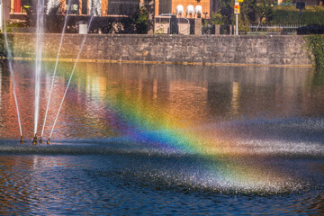 Regenbogen an einem Springbrunnen im Stadtsee von Murrhardt