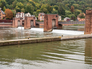 Fluss Neckar bei Heidelberg. Brücke, Staumauer und Schleuse für die Schifffahrt. - obrazy, fototapety, plakaty