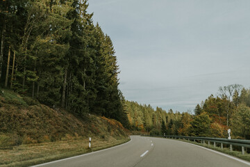 Autofahrt im Herbst: Kurven und Landschaften entdecken