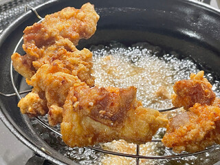 美味しそうに揚げられた唐揚げ