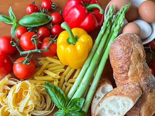 調理の前に机に並べられた食素材