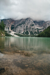 Panorama der Dolomiten: Gletscher, Berge und Wasserlandschaften