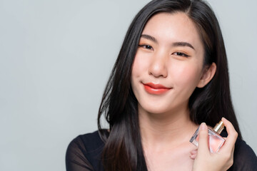 Asian woman bloggers are reviewing cosmetics.