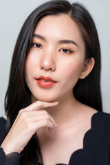 Asian woman bloggers are reviewing cosmetics.