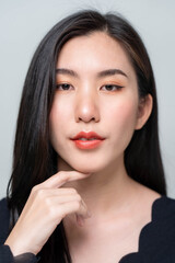 Asian woman bloggers are reviewing cosmetics.