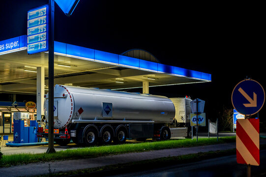 Deutschland , L&uuml;bbenau , 19.10.2021 , Ein Tanklaster der Firma Aral beliefert eine Tankstelle von Aral