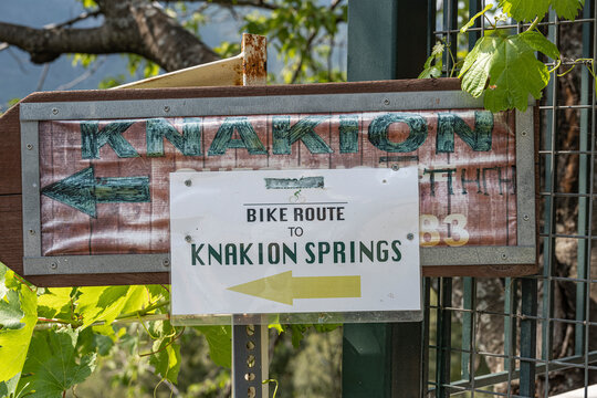 Wegweiser in Tripi zum Fluss bei Tripi, Knakion, Sparta, Peloponnes, Griechenland