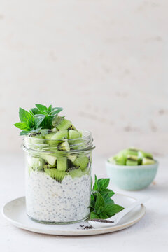 Chia yoghurt with kiwi and mint