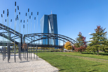Europäische Zentralbank mit der Deutschherrnbrücke und herbstlichen Bäumen im Hafenpark in Frankfurt am Main