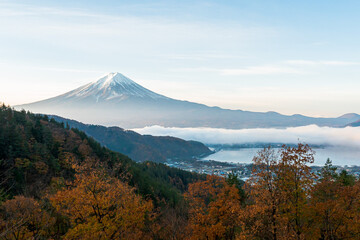 Fototapeta premium Mount Fuji, Lake Kawaguchi, and red maple trees during the autumn foliage season in Kawaguchiko, Japan.