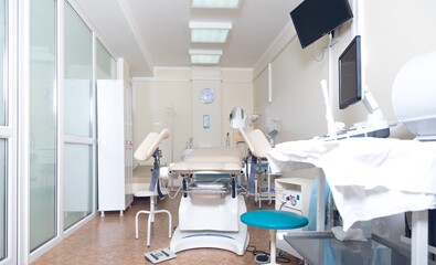 Fototapeta na wymiar modern medical clinic, bright blurred background, corridor, spacious modern medical facility, hospital new