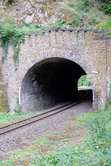 Fototapeta na wymiar FU 2020-06-20 Ahrtour hin 752 Schienen verlaufen in einen Tunnel