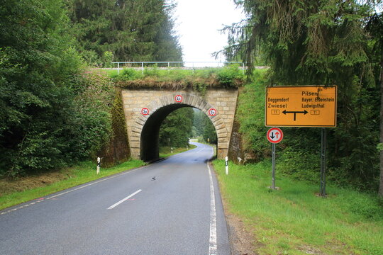 Eisenbahnbrücke über einer Bundesstraße bei Zwiesel im bayerischen Wald