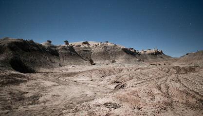 Desierto nocturno, rocas y montañas