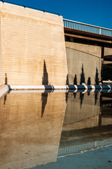 Muros de un puente reflejados en el agua del lago d eun parque Valencia City, Spain
