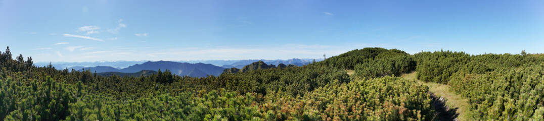 Fototapeta na wymiar Panorama auf einer Wanderung auf den Hochmiesing: Gleich am Gipfel