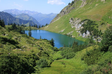 Fototapeta na wymiar Blick auf den Seealpsee in den Allgäuer Alpen bei Oberstdorf