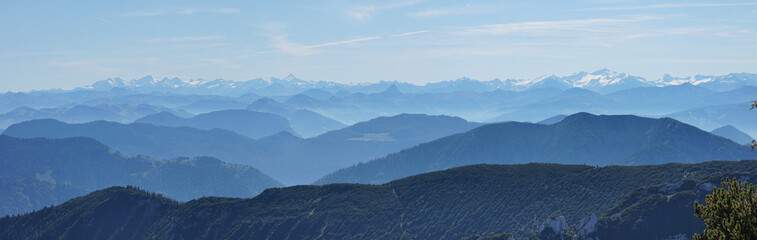 Panorama auf einer Wanderung auf den Hochmiesing: Blaue Berge (Blick Richtung Alpenhauptkamm)