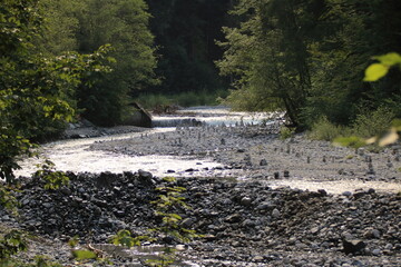 Blick auf den Fluss Trettach bei Oberstdorf im Allgäu