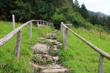 Wanderweg in den Allgäuer Alpen der mit Holzstangen abgesperrt ist