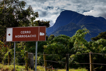 Fototapeta premium The famous Morrogacho Hill located on the beautiful Cocora Valley at the region of Quindio in Colombia. On the sign you can read: Morrogacho Hill
