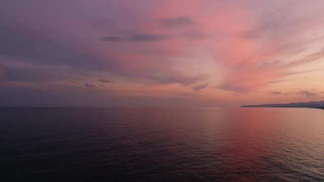 Tramonto rosso sul mare in Calabria