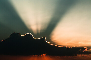 Rayo de luz sobre una nube al atardecer