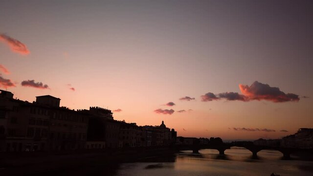 tramonto a Pisa sui lungarni in Toscana