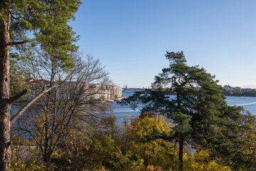 Fototapeta na wymiar View over the lake Mälaren at the islands Essingeöarna and the skyline of Stockholm a colorful autumn day in Stockholm