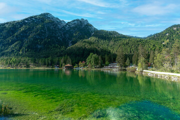 Fototapeta na wymiar Lake Dobbiaco in the italian Dolomites