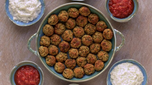 Courgette kofta balls with sauces: tomato dip, mushroom dip and cucumber raita. Indian cuisine.