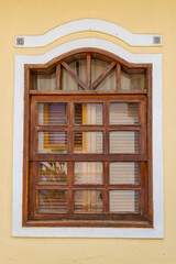 Janela de madeira em estilo colonial em casa da Cidade de Goiás.