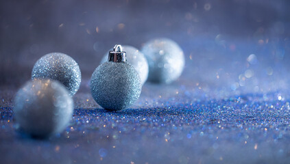 brokatowe bombki na niebieskim brokatowym tle, tło na Boże Narodzenie
