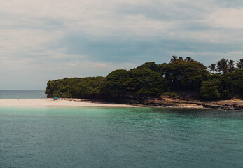 Una isla paraiso ubicada en el archipelago de las perlas en panamá llamada isla bartolome
