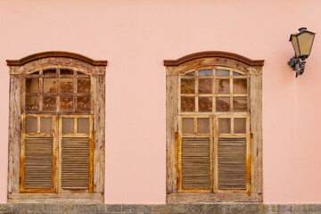 Duas janelas em estilo colonial em uma casa da Cidade de Goiás. (Goiás Velho)