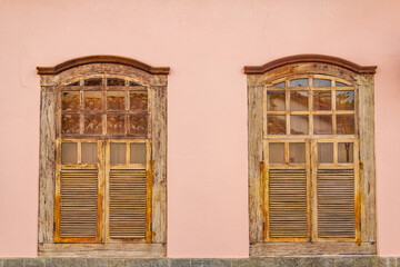 Fototapeta na wymiar Duas janelas em estilo colonial em uma casa da Cidade de Goiás. (Goiás Velho)