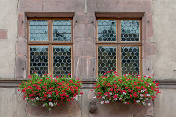 Fototapeta na wymiar Fenster, Bleiverglasung, Blumenschmuck