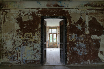 Fototapeta na wymiar The abandoned palace of the princes Svyatopolk-Chetvertinsky, built in the early 20th century. Tourist attraction of Belarus. Interior